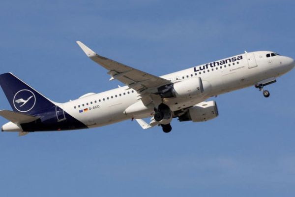 Passenger on international flight accused of stabbing 2 teens with fork